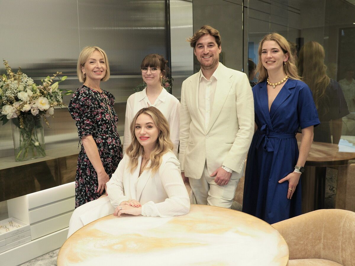 Die beiden Goldschmiede Anna und Frank Drexel mit ihren Mitarbeiterinnen Martina Ilg, Larissa Flöher und Luisa Hild bei der Eröffnung der Equiv-Hochzeitslounge. sie