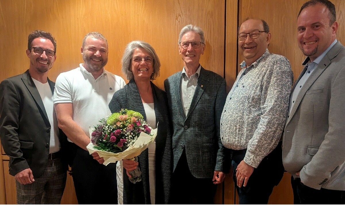 Die Bürgermeister Lukas Greussing (l.), Nico Flachsenberger und Wolfgang Langes (v. r.) sind stolz auf „ihren“ Krankenflegeverein mit Obmann Edgar Hagspiel an der Spitze. Eva Thaler wird kürzertreten, Franz-Josef Muxel schied aus dem Vorstand aus. STP (2)