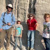 Kinder entdecken  Saurierknochen