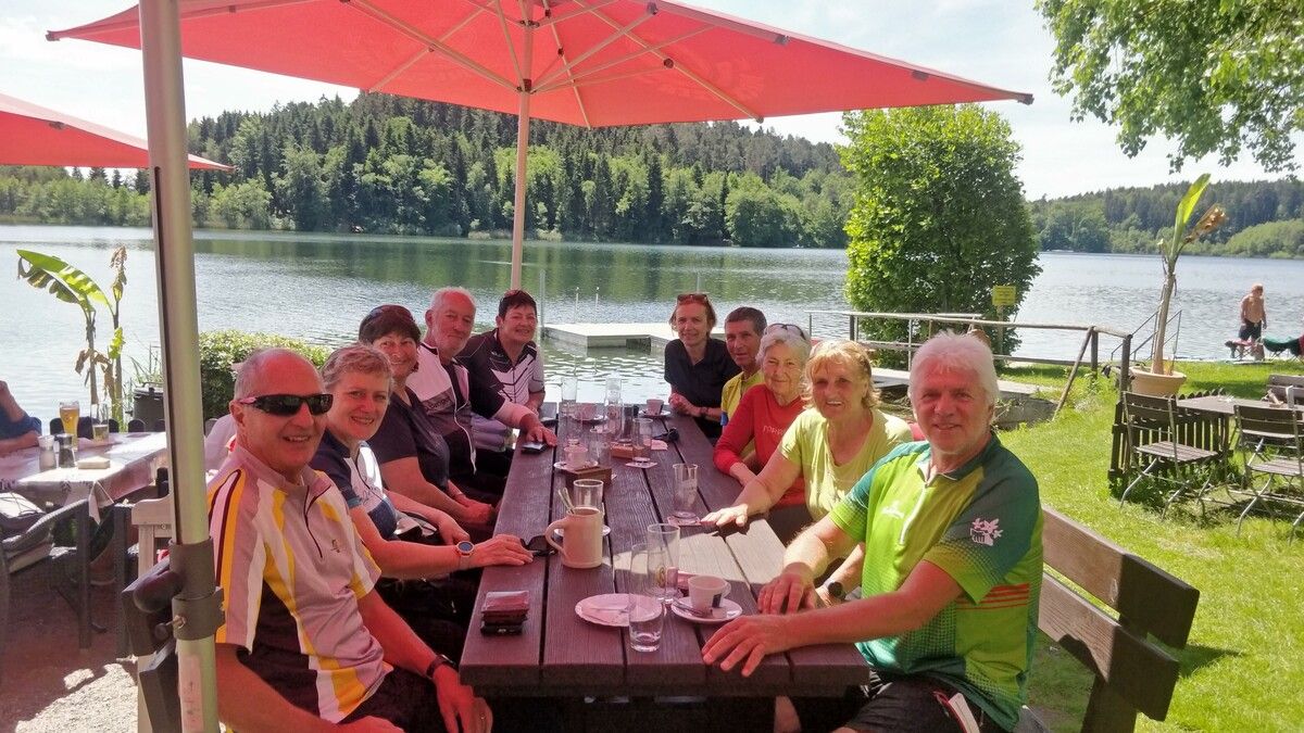 Die Einkehr am Degersee wurde von allen Teilnehmenden geschätzt und gelobt.
              
              Naturfreunde