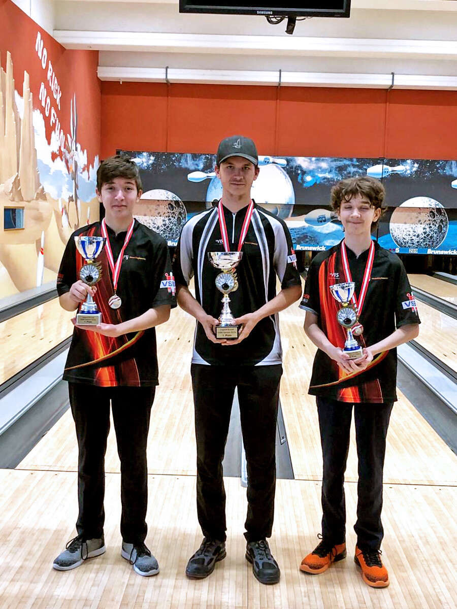 Die Emser Bowling-Jugend bringt Pokale aus Wiener Neustadt mit.Stadt Hohenems