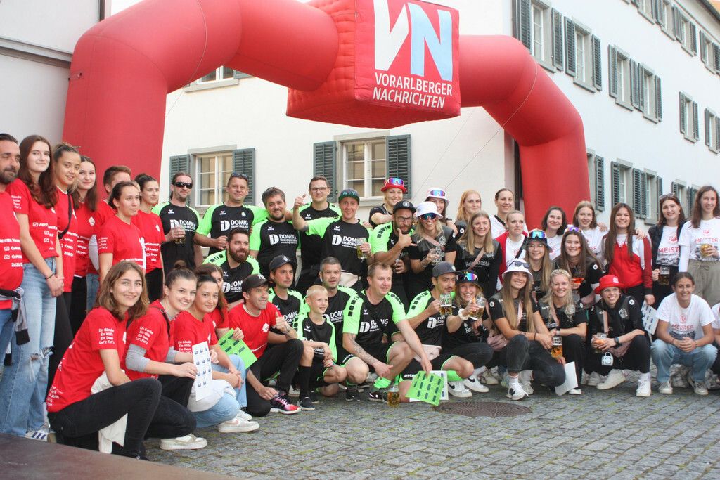 Die Eröffnungsfeier Public Viewing Rankweil zog zahlreiche Fans an. VN-TK (3)