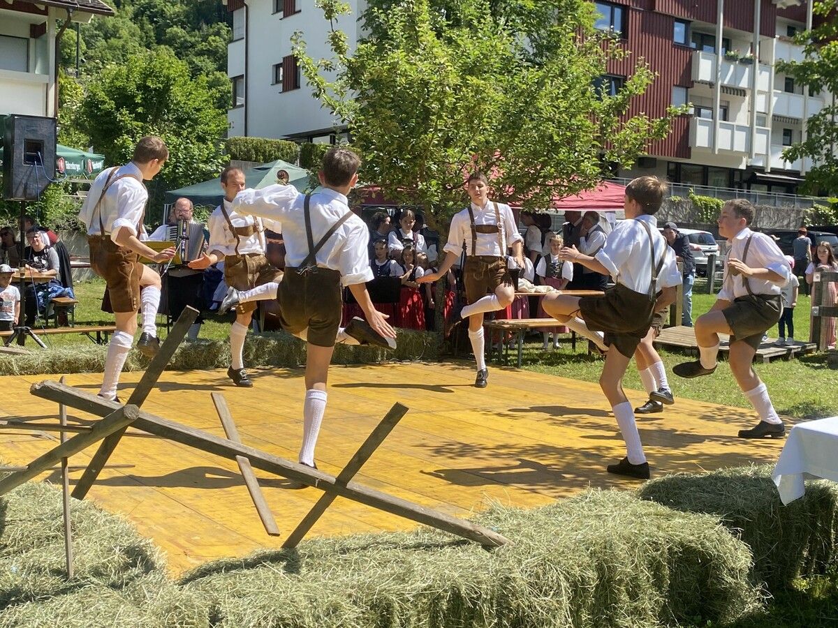 Die Erwachsenen-, Jugend- und Kindertanzgruppen präsentierten traditionelle Tänze, begleitet von lokalen Musikanten.trachtengruppe NÜziders