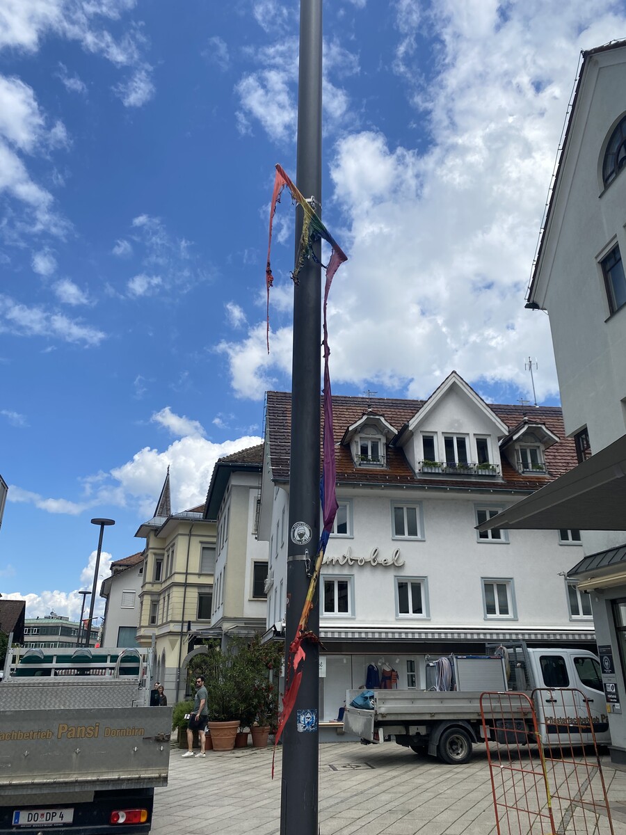 Die Fahnen entlang der Marktstraße wurden angezündet. VN/Rauch