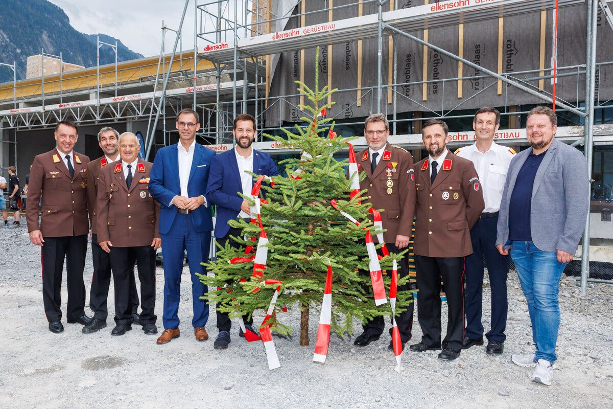 Die Freude über das neue Feuerwehrgerätehaus ist groß.VLK/Hofmeister