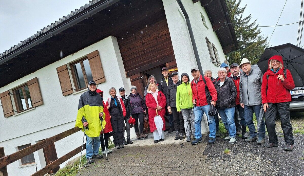 Die Gruppe besuchte das beeindruckende „Felbers Schiefes Haus“ mit spannenden Erklärungen von Sabine Eberle.50Plus Lochau