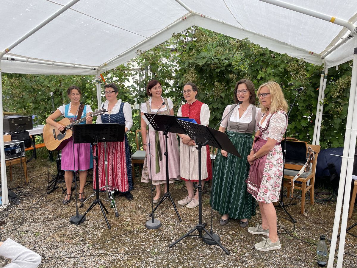 Die Gruppe „Fraua Power“ hält, was ihr Name verspricht.