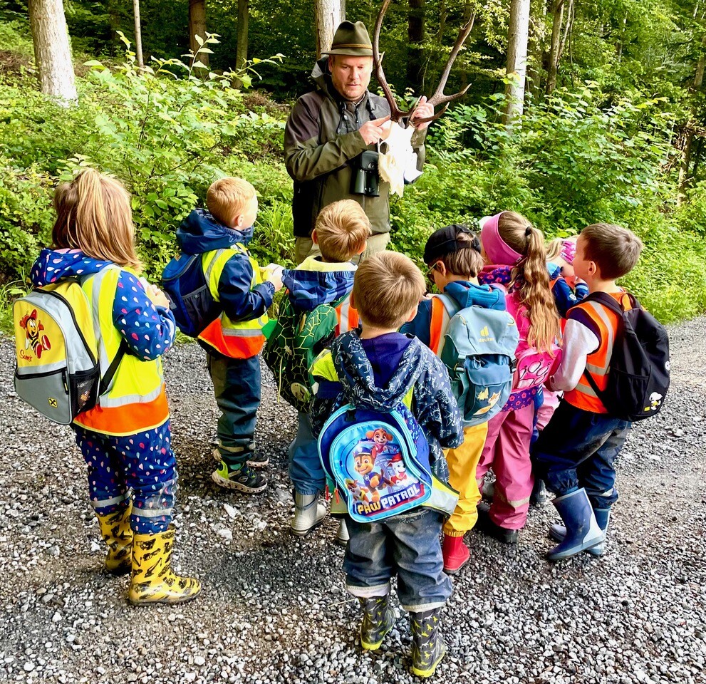Die Kinder bekamen Grundkenntnisse über die Aufgabe des Jägers und die Tiere im Wald vermittelt.