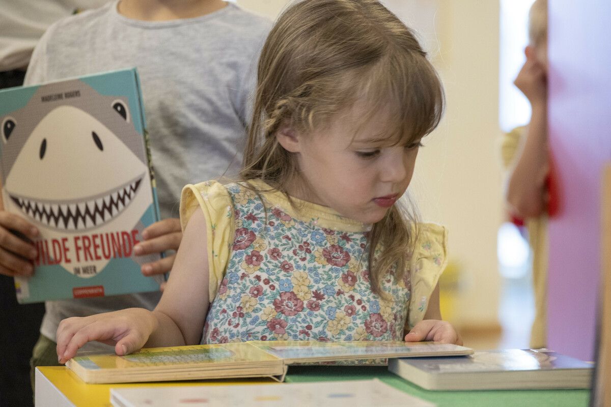Die Kinder konnten Bücher auch gleich anschauen.