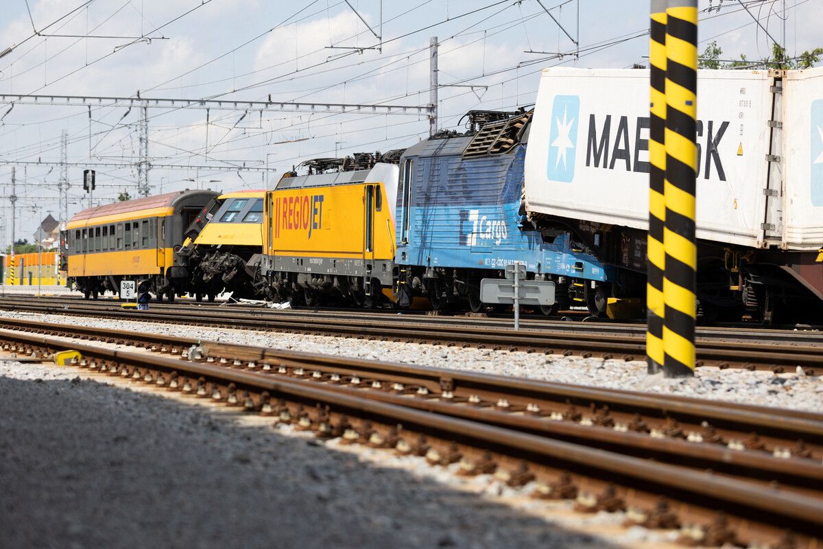Die Lokomotiven beider Züge stießen bei Pardubice frontal zusammen. RTS