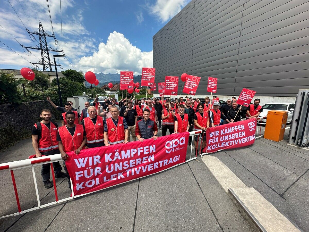 Die Mitarbeiter von Getzner Werkstoffe in Bludenz machten ihrem Unmut beim Warnstreik Luft.VN/Paulitsch