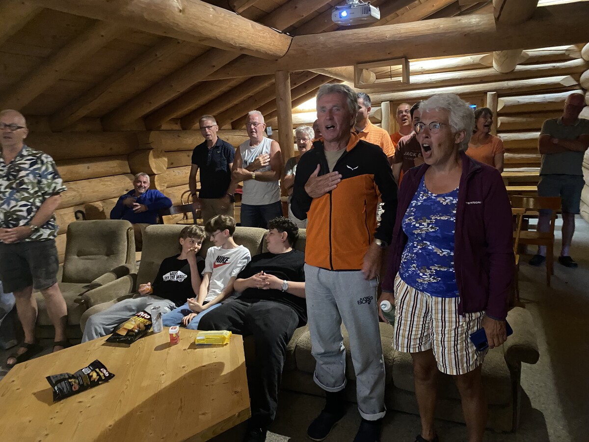 Die Niederländer sangen stolz ihre Nationalhymne.