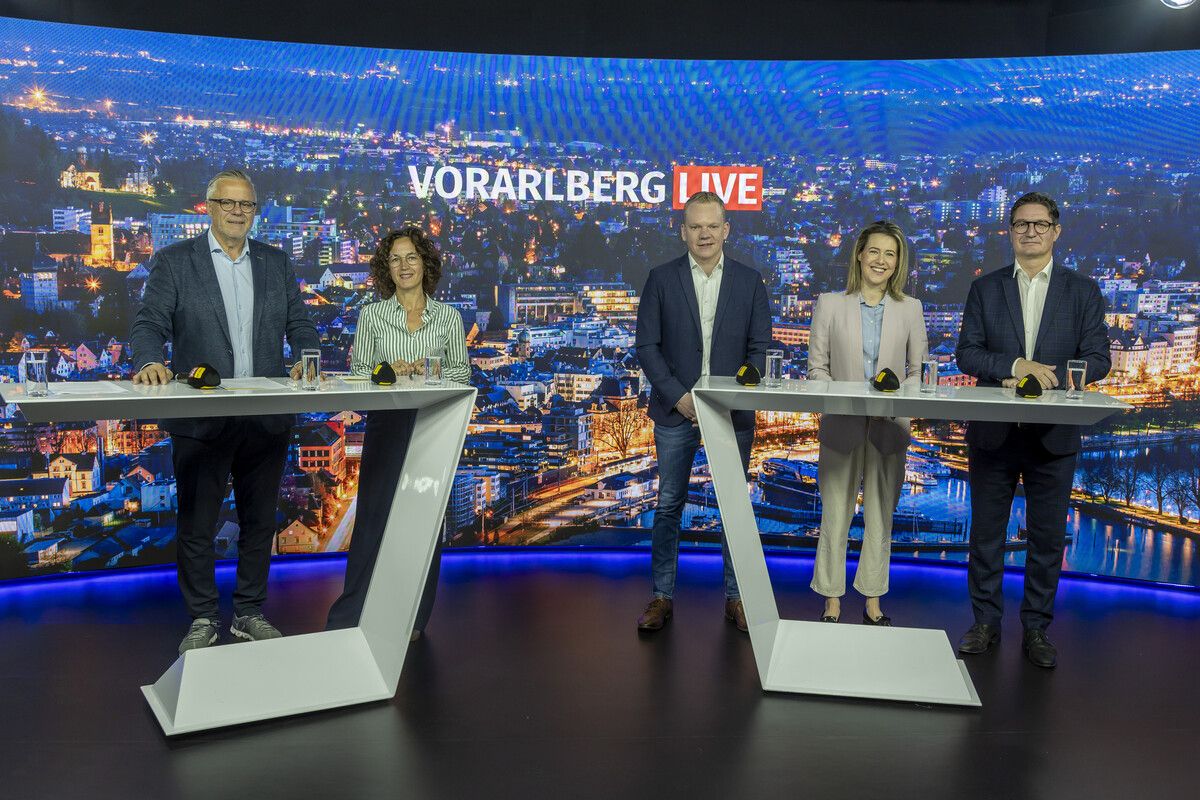 Die Parteispitzen bei der Diskussion nach der EU-Wahl: Roland Frühstück (v.l., ÖVP), Eva Hammerer (Grüne), Christof Bitschi (FPÖ), Claudia Gamon (Neos), Reinhold Einwallner (SPÖ). VN/PAULITSCH