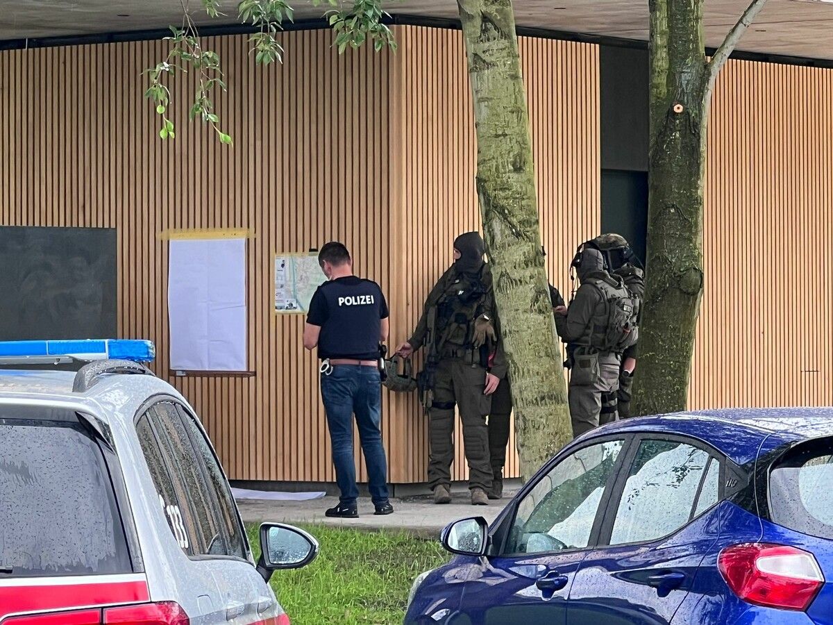 Die Polizei leitete eine großräumige Fahndung ein.vlach