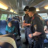 Polizei im Zug: „Ticket und Ausweis bitte!“