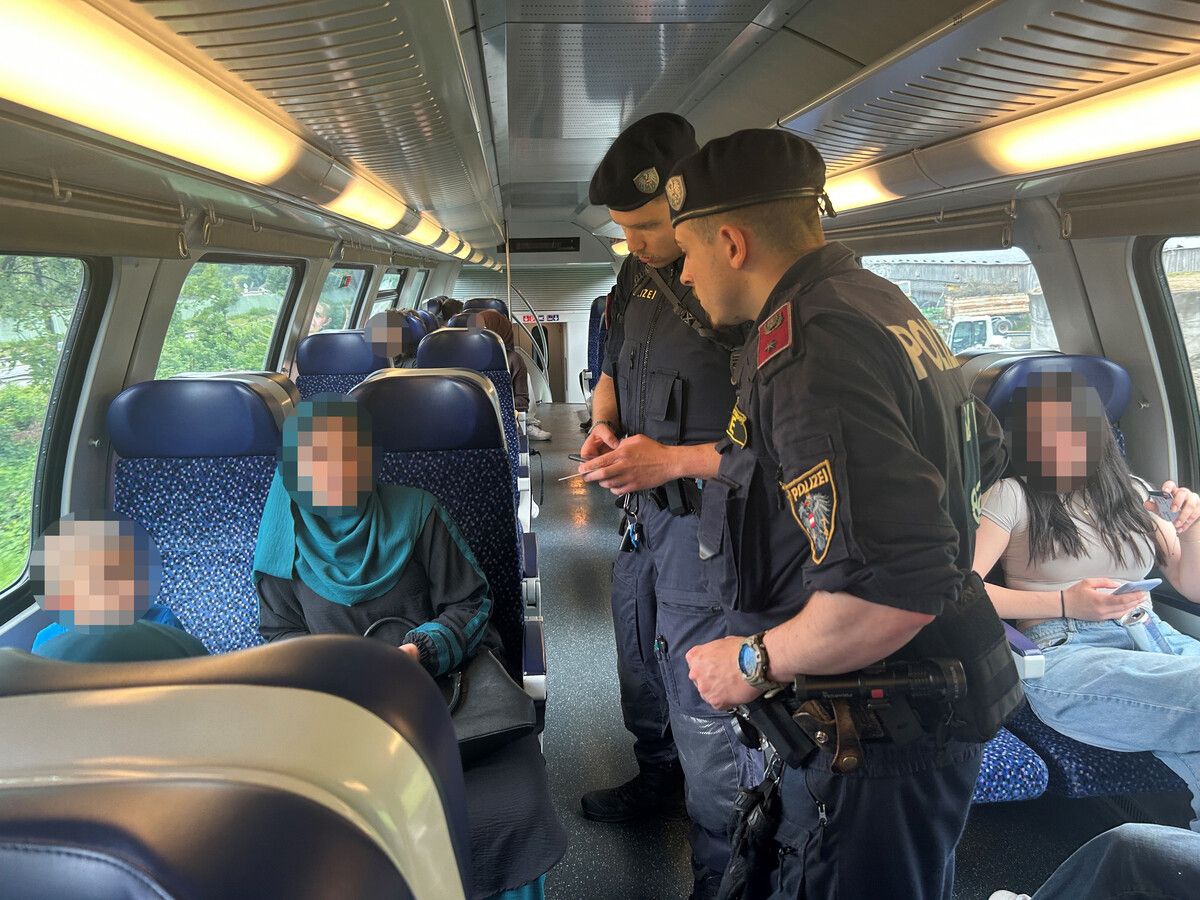 Die Polizisten nahmen einen Fahrgast nach dem anderen unter die Lupe. vn/gs