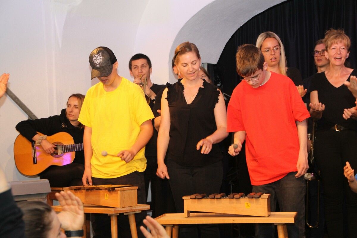 Die Schüler durften auf verschiedenen Instrumenten spielen.