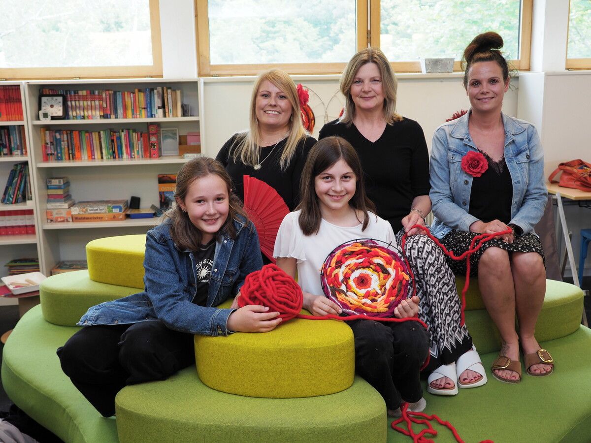 Die Schülerinnen Lilli und Sophie mit Direktorin Elisabeth Buchli sowie den Pädagoginnen Bernadette Köb und Mirjam Moosmann vor den Feierlichkeiten.SIE