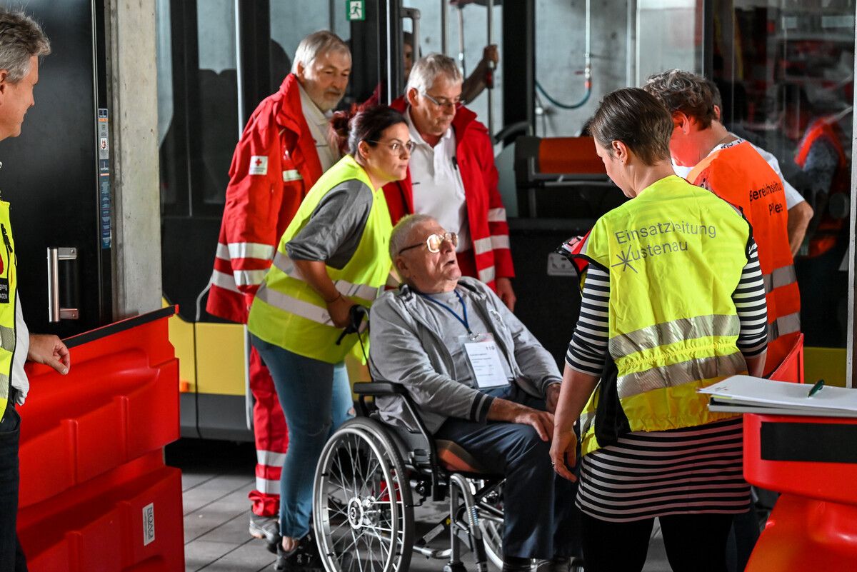 Die Seniorinnen und Senioren wurden ins Feuerwehrhaus gefahren. Dort tagte die Einsatzleitung.BVS (4)