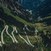 Hoch die Schranken! Die Passstraße macht sich frei