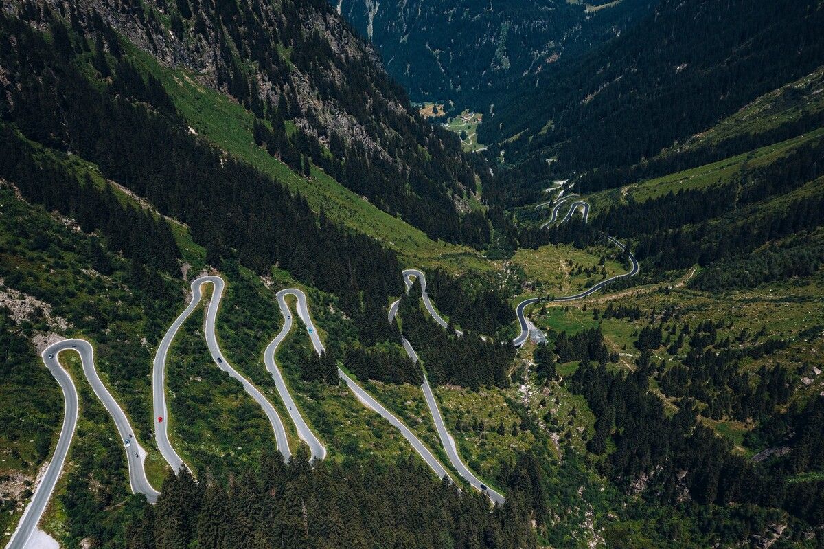 Die Silvretta-Hochalpenstraße ist 22,3 Kilometer lang und hat 34 Kehren. Der höchste Punkt, die Bielerhöhe, liegt auf 2032 Meter. GSL Tourismus