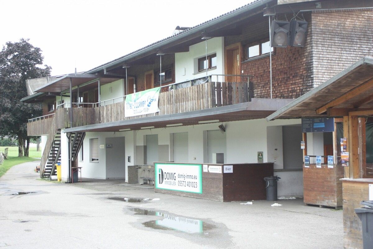Die Sportanlage Ratz in Röthis erstrahlt bald in einem neuen Glanz, das alte Gebäude wird abgerissen. VN-TK