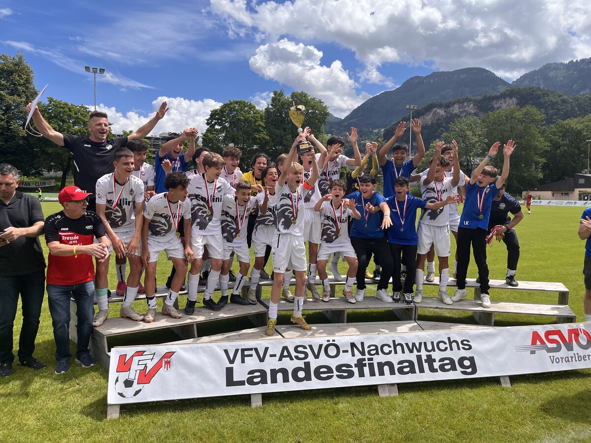 Die U14 des VfB Hohenems mit Trainer und Ex-Bundesligakicker Harald Unverdorben holten sich den Meistertitel des VFV-ASVÖ-Nachwuchses.Knobel