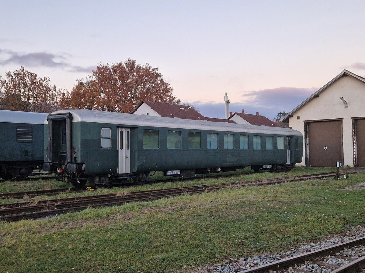 Die Wagen sind wieder in der Ursprungsfarbe unterwegs.