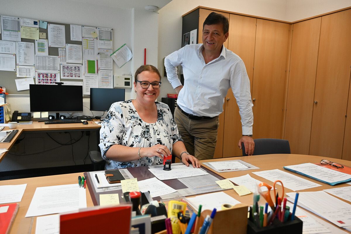 Direktor Gerd Neururer von der Mittelschule Rheindorf übergibt Ende des Schuljahres die Leitung an Christine Hopfner. bvs