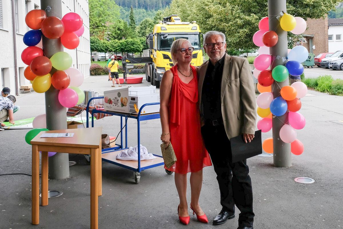 Direktorin Gaby Kröll-Maier mit Vorgänger Thomas Kirisits bei der Geburtstagsfeier der Musikmittelschule Götzis.