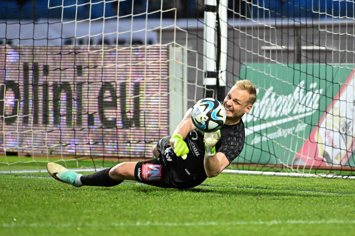 Domenik Schierl wird auch in der 2. Liga wieder die Bälle für Austria Lustenau halten und bleibt zumindest bis 2025.