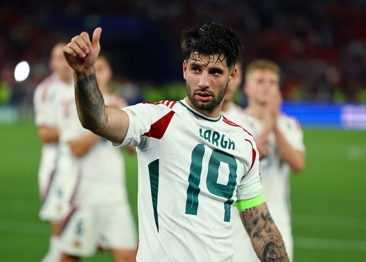 Dominik Szoboszlai bei der Ehrenrunde im Trikot des zuvor verletzten Mitspielers.AP