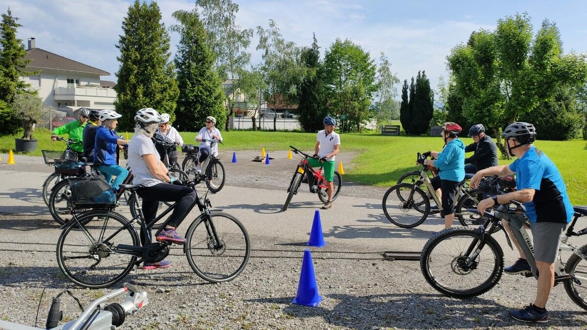 E-Bike-Trainer Wendelin Küzler gab wertvolle Tipps zur Fahrsicherheit. 50Plus Hohenems