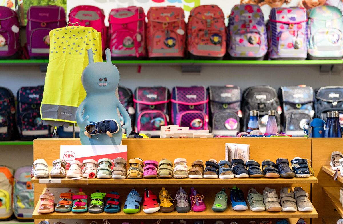 Ein besonderer Fokus liegt auf Kinderschuhen und Schultaschen.