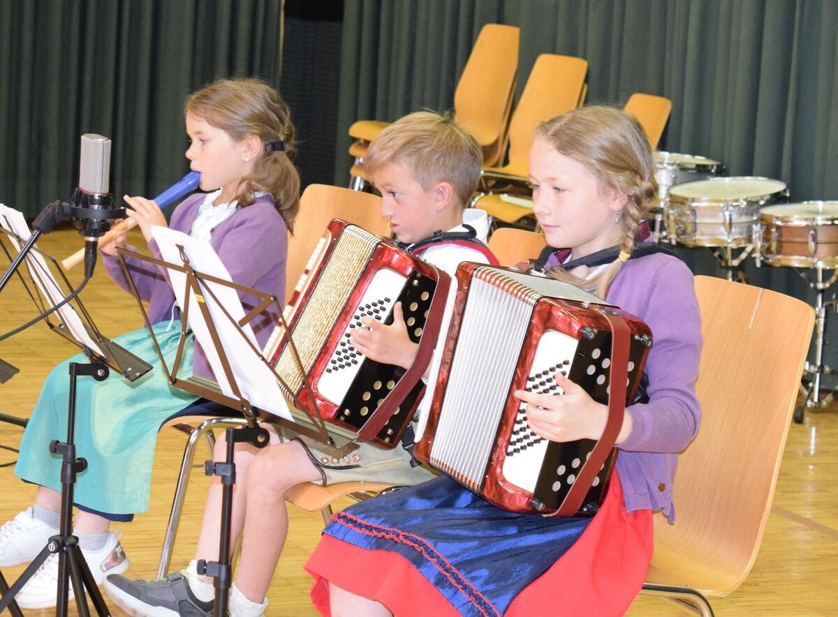 Ein Ensemble der Jüngsten aus Akkordeon und Blockflöte. Musikschule