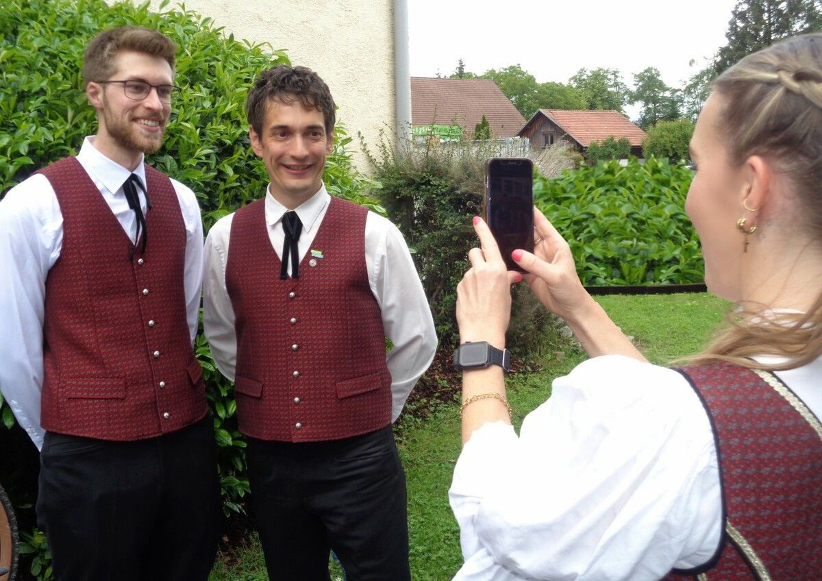 Ein erster Schnappschuss für die Musikchronik: Peter Steurer, seit 2007 Obmann des Vereins, stellte den neuen Kapellmeister Niklas Mayr vor. stp
