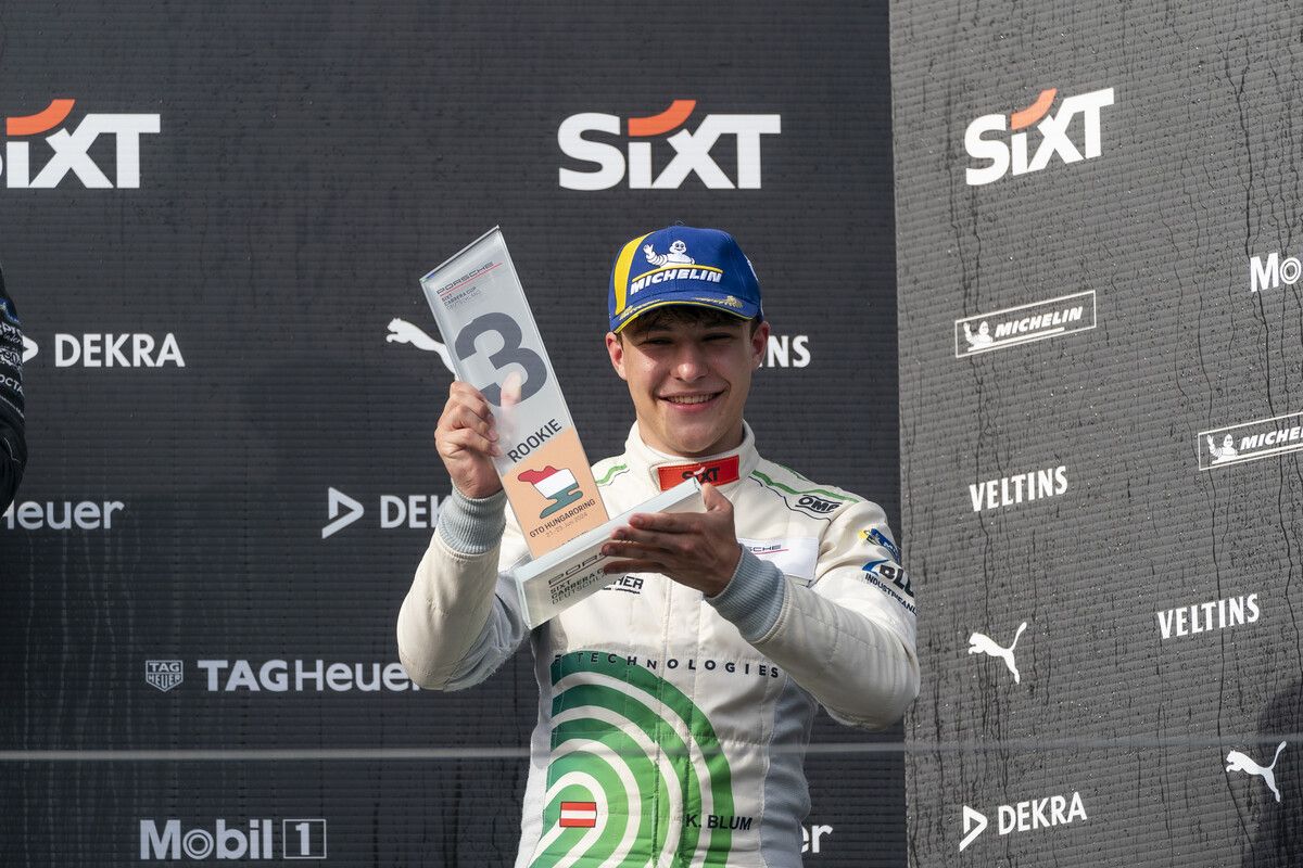 Ein glücklicher Kiano Blum mit der Trophäe für den dritten Rang.ID-Racing
