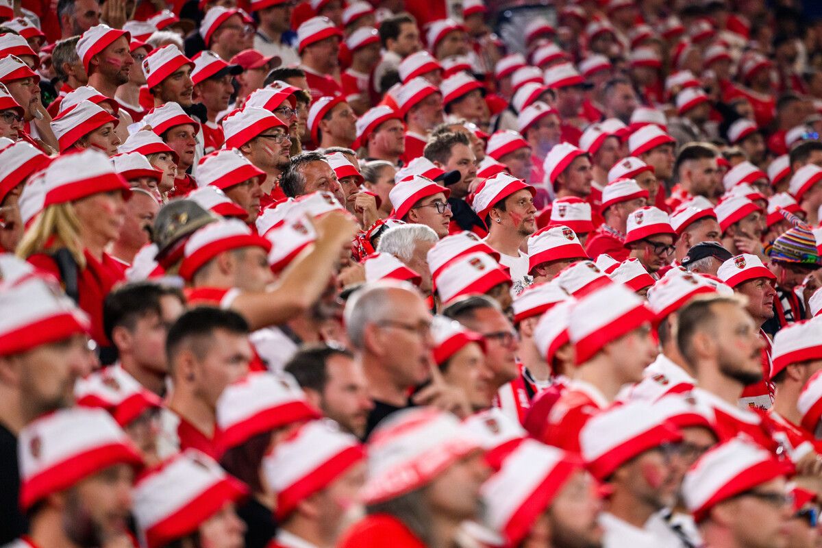 Ein Meer an Rot-Weiß-Rot tauchte das Stadion in Düsseldorf beim Match gegen Frankreich in die Farben Österreichs.gepa