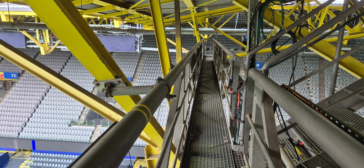 Ein „Roofer“ sorgte mit seiner Kletterei im Dortmunder Stadion für Polizeieinsatz.apa