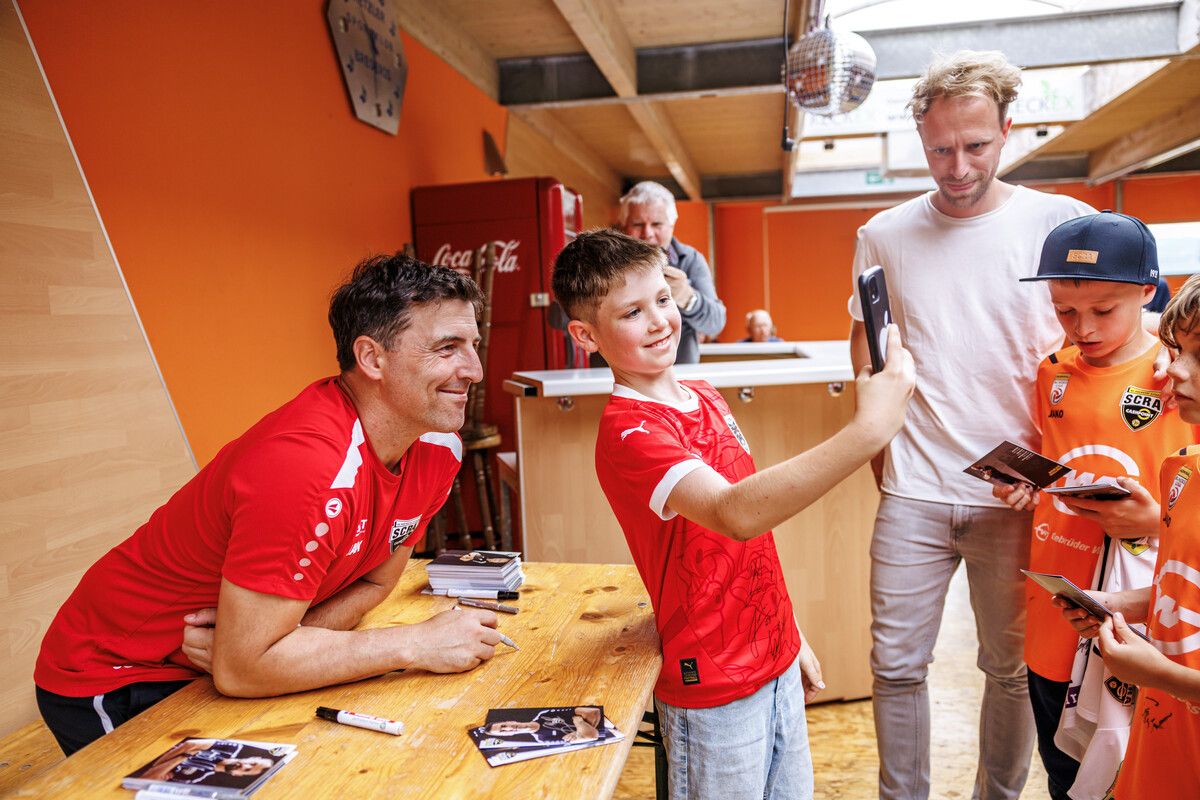 Ein Selfie mit Cheftrainer Joachim Standfest, das war bei den jungen Fans sehr gefragt.Meier/3