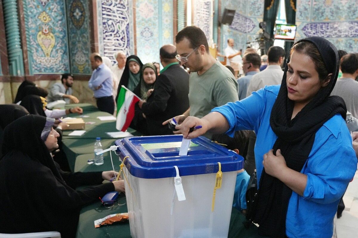 Eine Frau gibt ihre Stimme in der Hauptstadt Teheran ab. AFP
