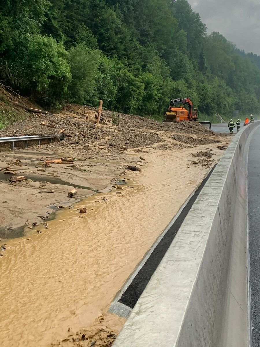 Eine Mure hat die Pyhrnautobahn (A9) bei Übelbach verlegt. APA/Asfinag