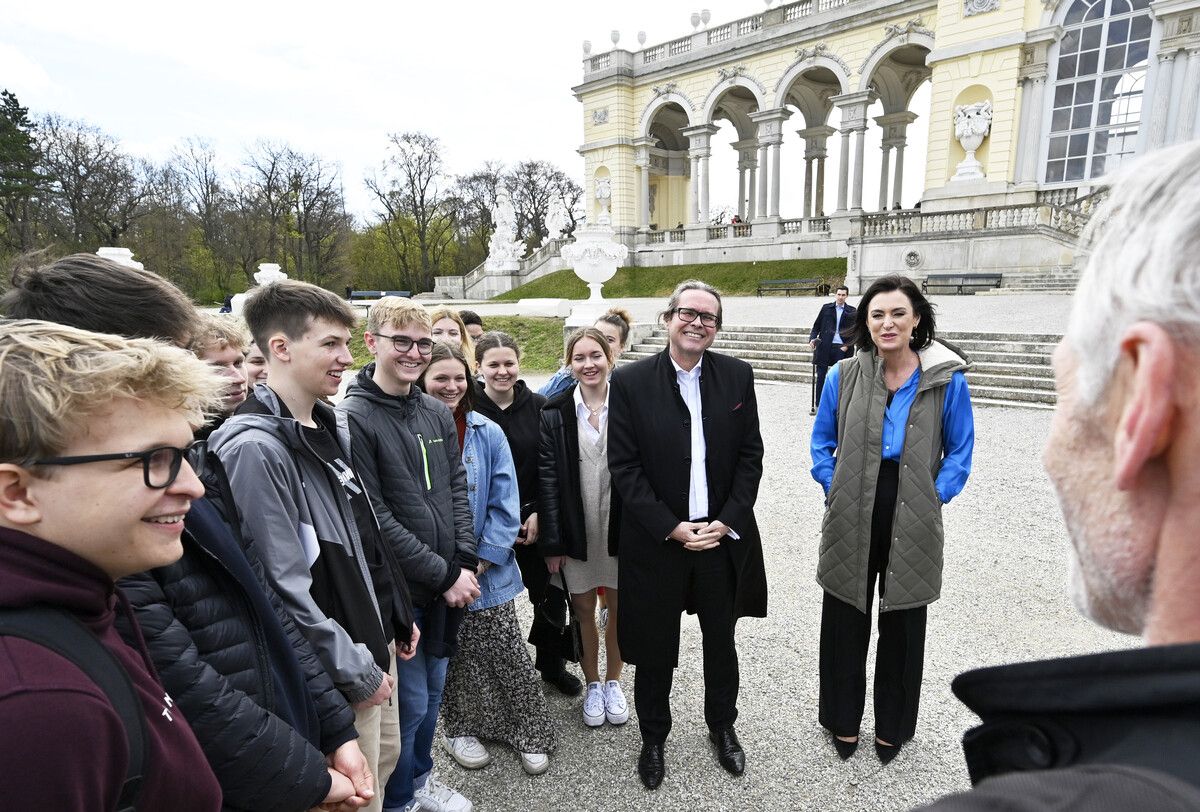 Eine Schulklasse in Wien beim Besuch von Sehenswürdigkeiten der Bundeshauptstadt. Wenn alles gut läuft, sind solche Wochen toll, doch wenn nicht. APA