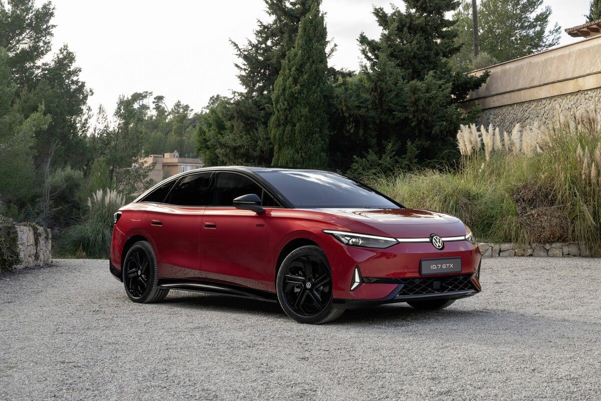 Eine sportliche Variante der VW-ID.7-Limousine mit dem Kürzel GTX ergänzt in Kürze zu Preisen ab 63.155 Euro das Elektro-Portfolio des Herstellers. Sie wurde jetzt erstmals feierlich enthüllt. Der ID.7 wird im GTX-Dress zum Hingucker. Etwa durch den Stoßfänger mit Wabengrill, neue 20-Zöller, LED-Matrixlicht oder beleuchtete VW-Logos vorne wie hinten. Es gibt ein geballtes Aufgebot an Assistenzsystemen, das Infotainment wartet mit der schlauen Sprachsteuerung IDA inklusive ChatGPT-Integration auf. Für die Dynamik sind im ID.7 GTX zwei E-Maschinen zuständig. Die Systemleistung gibt VW mit 340 PS an.