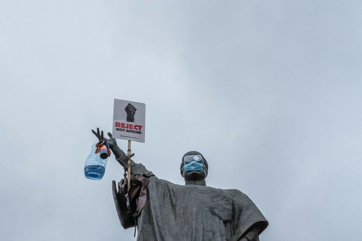 Eine Statue in Kenia hält ein Plakat mit der Aufschrift „Ablehnen statt ändern“. Gemeint ist das umstrittene Steuergesetz. AFP