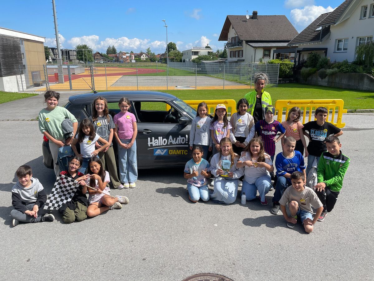 Einen lehrreichen Vormittag erlebten die Drittklässler der Volksschule Rotkreuz mit der Aktion „Hallo-Auto“. bvs (3)