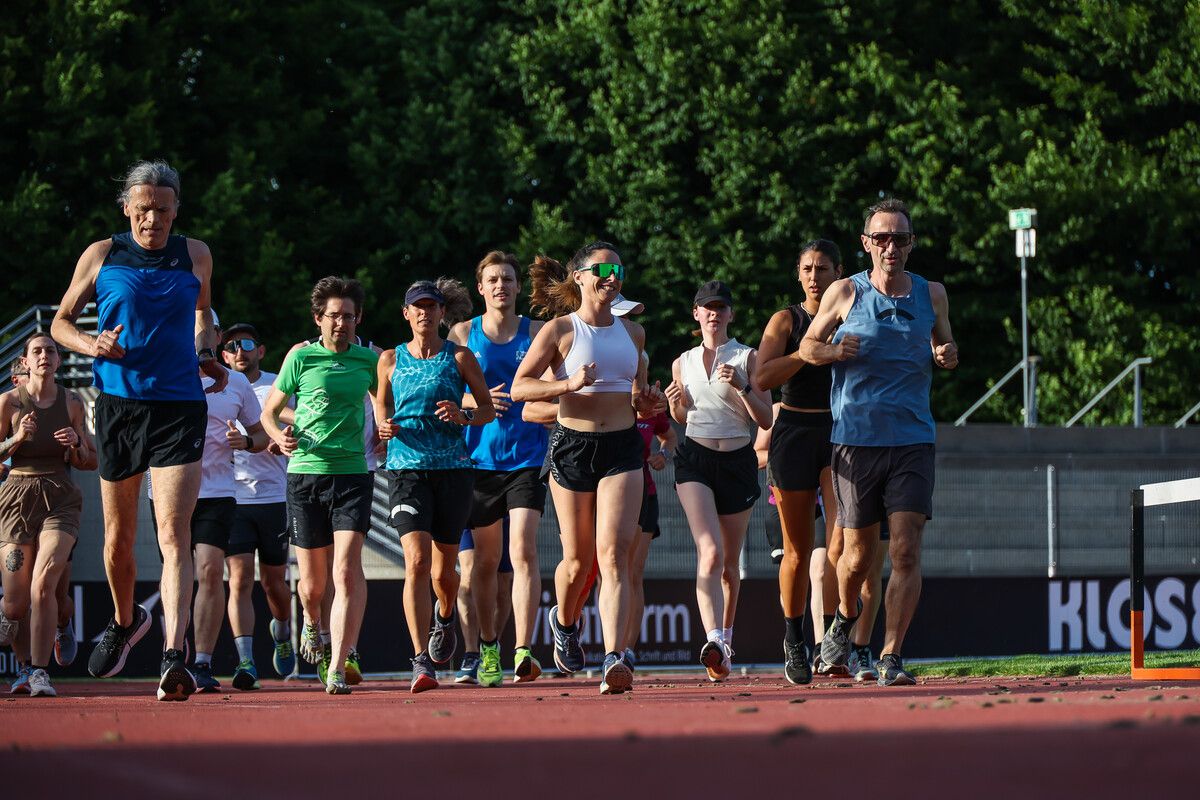 Einmal in der Woche trifft sich Jennifer Bologna (Bildmitte mit Brille) mit der Laufgruppe zum gemeinsamen Training im Bregenzer Stadion.Steurer