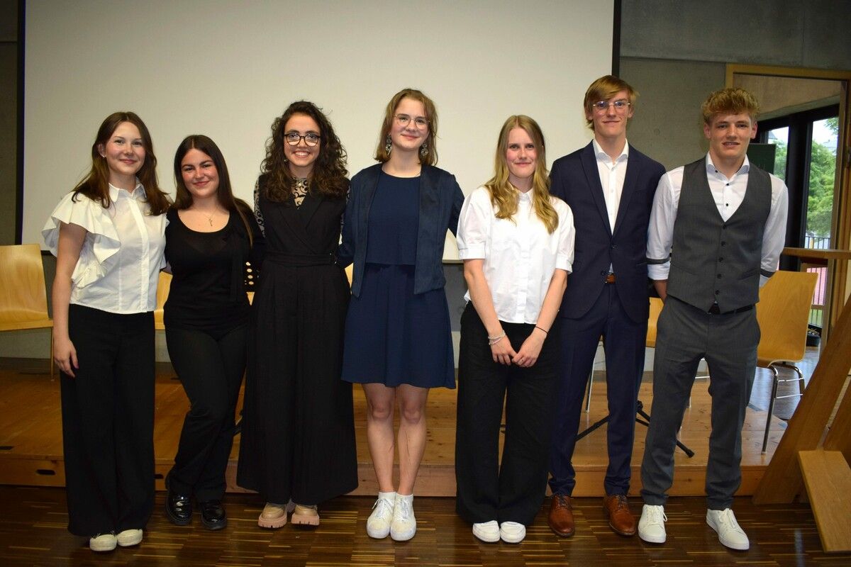 Emma Waldner, Flora Bohle, Viktoria Baumann, Marika Bals, Klara Franz, Jonas Dehn und Hannes Hammerer präsentierten ihre Vorwissenschaftlichen Arbeiten. ME (3)