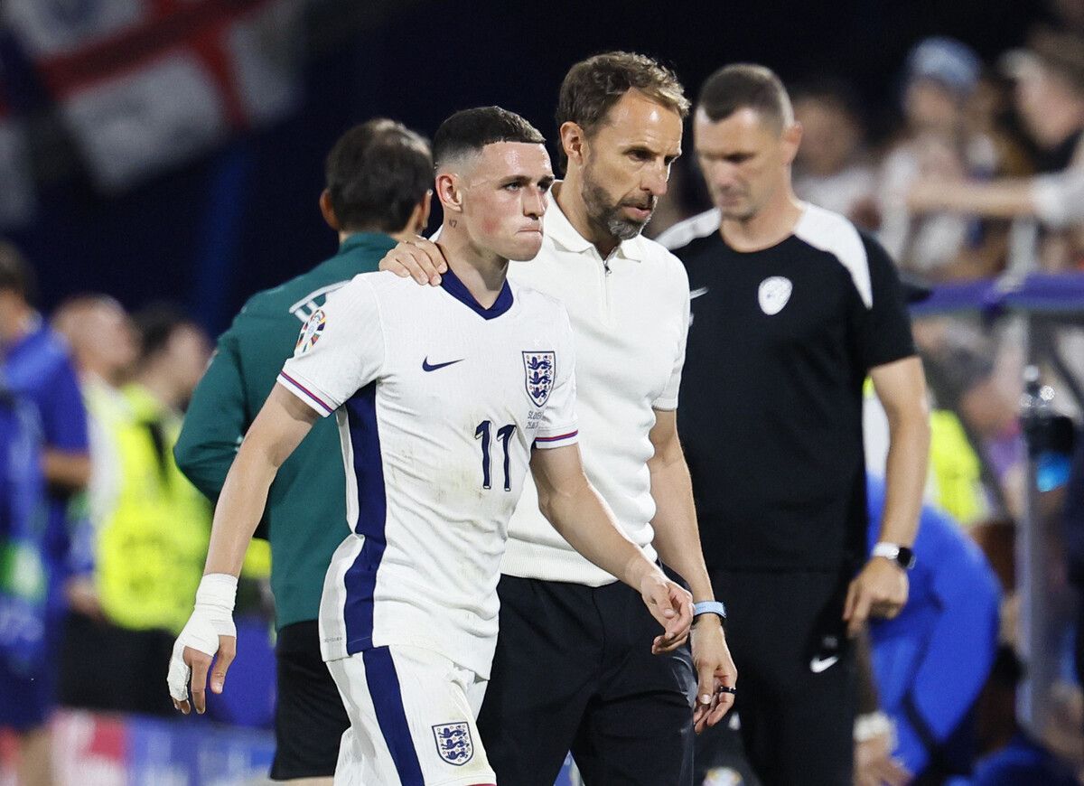 England-Trainer Gareth Southgate und Phil Foden, der mit seiner Auswechslung überhaupt nicht einverstanden war.Reuters