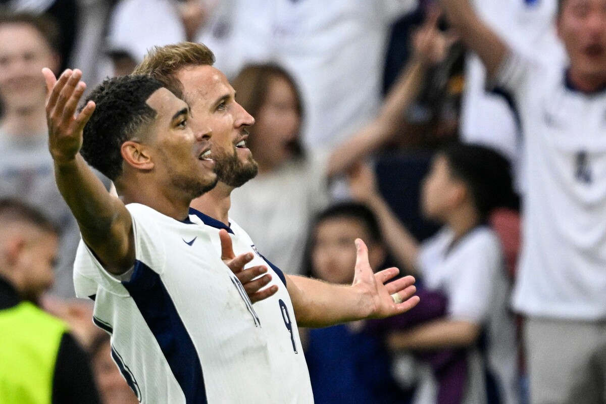 England's midfielder #10 Jude Bellingham (L) celebrates with England's forward #09 Harry Kane after scoring his team's first goal during the UEFA Euro 2024 round of 16 football match between England and Slovakia at the Arena AufSchalke in Gelsenkirchen on June 30, 2024. (Photo by INA FASSBENDER / AFP)